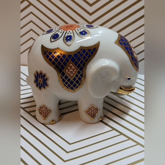 PG Handcrafted In Malaysia Porcelain Elephant Figurine White Gold Blue Red  - Picture 6 of 9